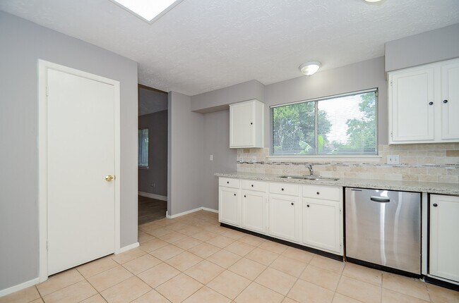 Building Photo - 8319 Bird Run Dr