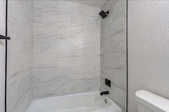 Building Photo - Newly remodeled 3 bad 2 bath near South Lo...