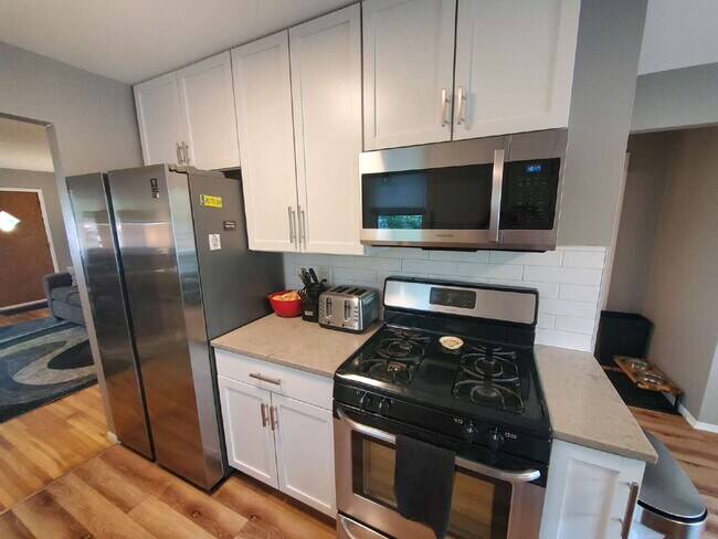 Building Photo - 4 bed 2 bath Comfortable and spacious single-family house, in NE Minneapolis