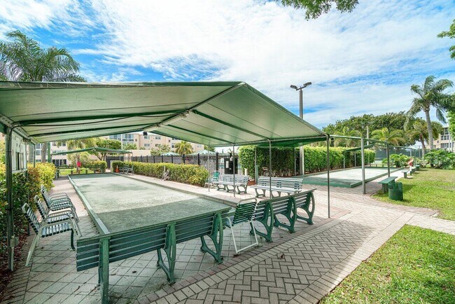 Building Photo - 2615 NE 1st Ct