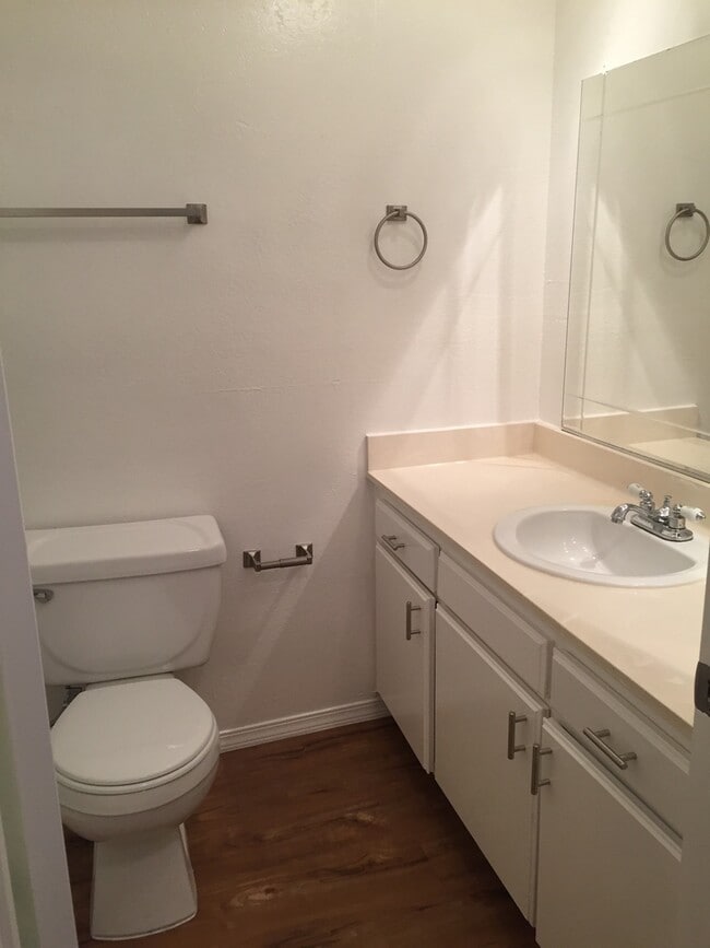 Building Photo - Beautiful 1 Bed/1 Bath Condo Apartment with Private Balcony, Hardwood Flooring, Pool, and AC