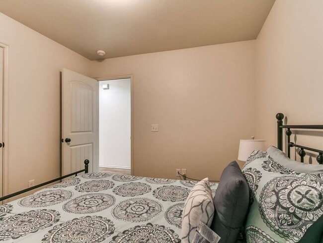 Building Photo - Modern 3BR/2BA Duplex | All Utilities Included | Downtown Edmond