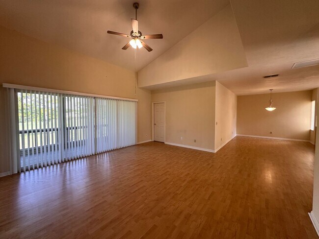 Building Photo - 35 Magnolia Dr S