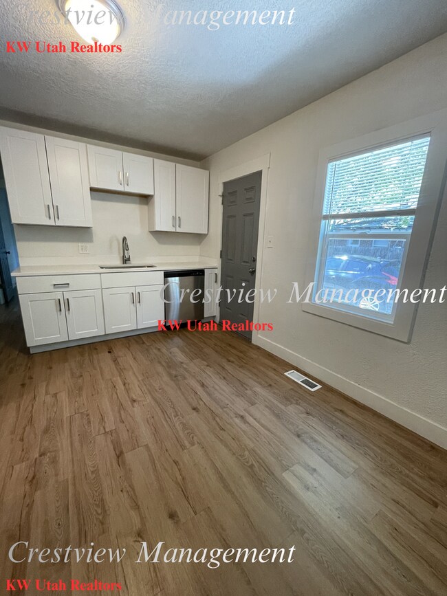 Building Photo - 452 E Lambourne Ave