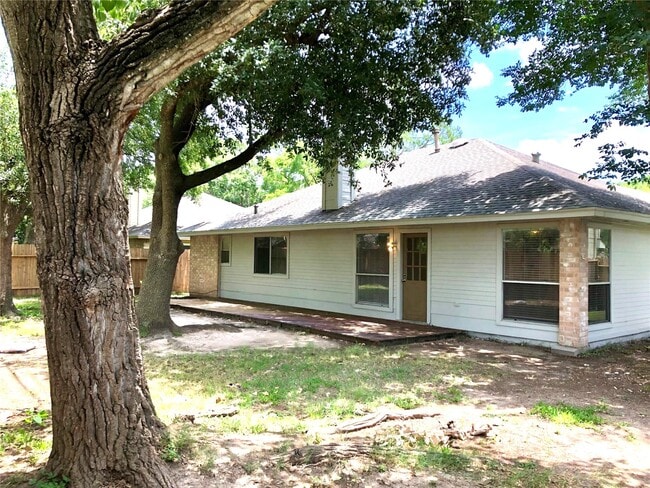 Building Photo - 15650 Pebble Lake Dr