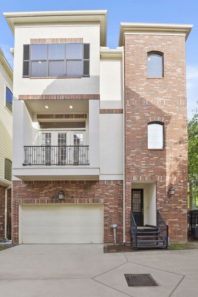 Building Photo - Elegant 3-Bedroom Home in Gated Inner Loop...