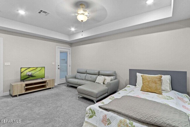 Building Photo - 2621 Maria Casas St