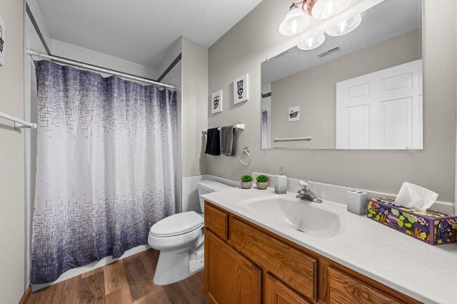 Building Photo - 433 Sarah Cir