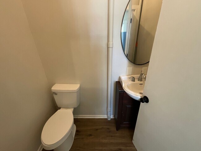 Building Photo - Charming 3 bedroom/1.5 bathroom REMODELED home close to High Point University