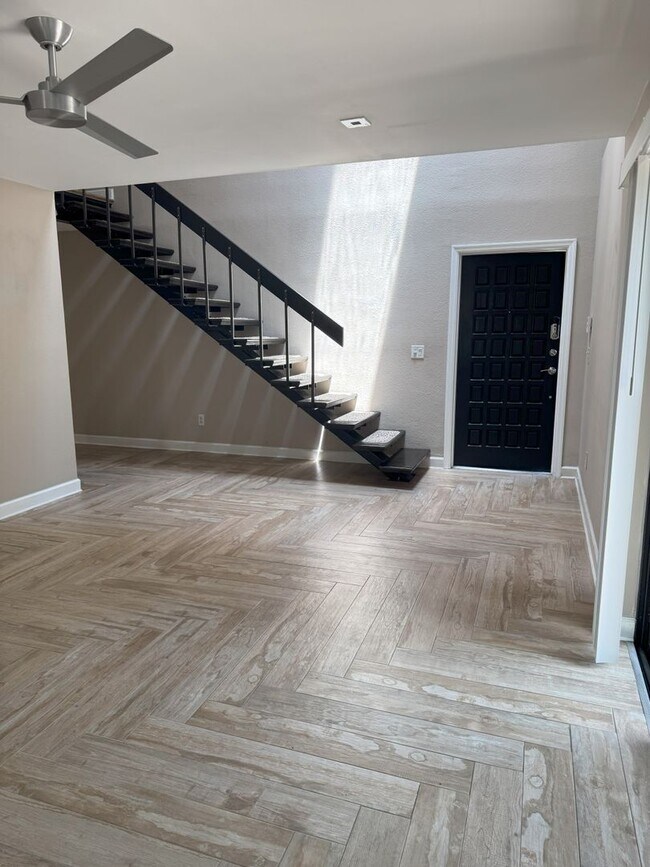 Building Photo - Beautifully updated 2 bedroom 2.5 bath tow...