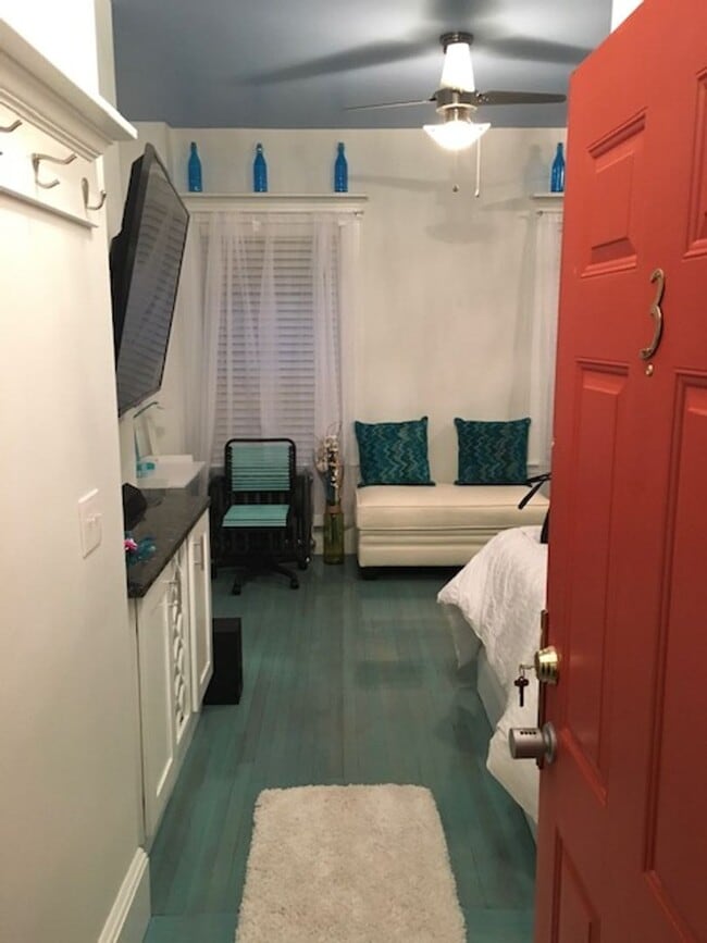 Building Photo - Updated Studio/1 BA