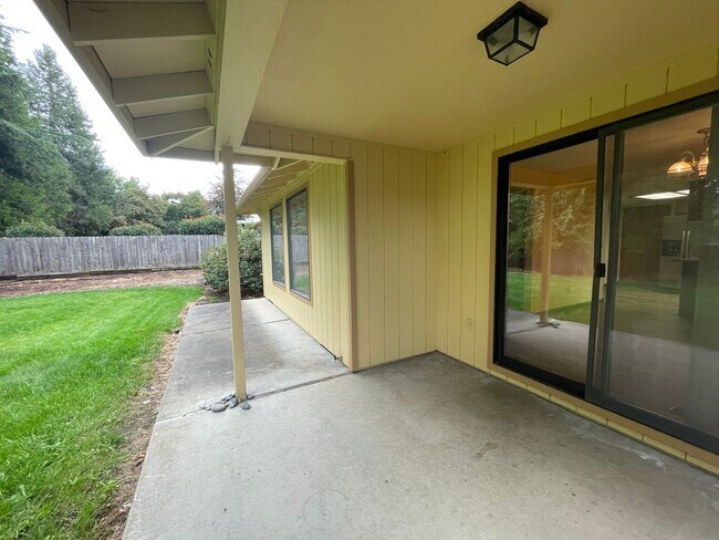 Building Photo - $300 OFF 1st Month's RENT!!  - Desirable E...
