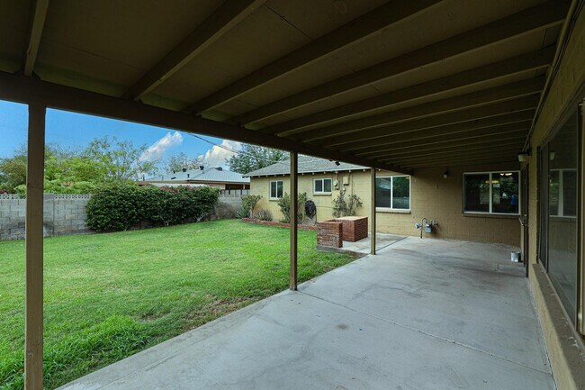 Building Photo - 1005 E Cavalier Dr