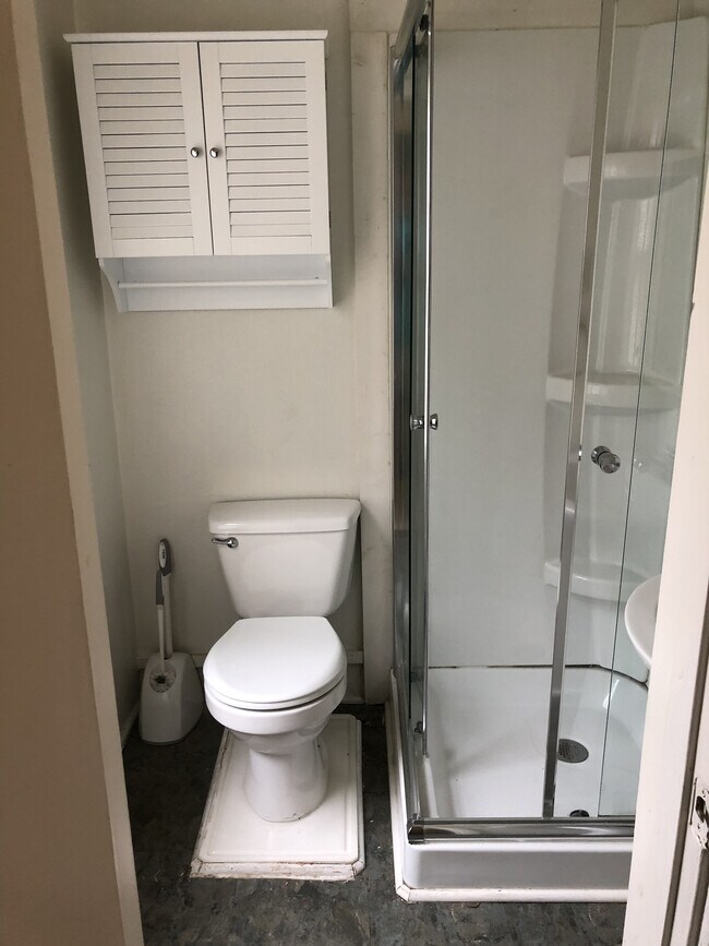 2nd bath - 17 Whitmore St