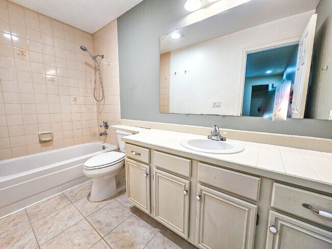 Building Photo - Coming Soon! Cozy top floor 2 Bed, 2 Bath ...