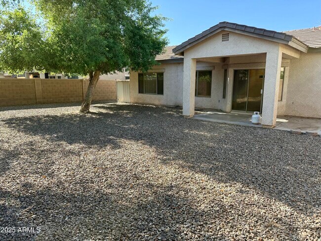 Building Photo - 21143 E Roundup Way