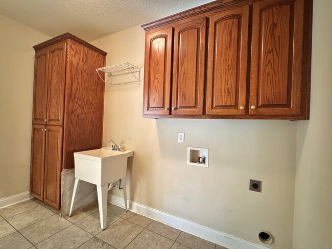 Building Photo - COMING LATE FEBRUARY 2026! (Pet Friendly)