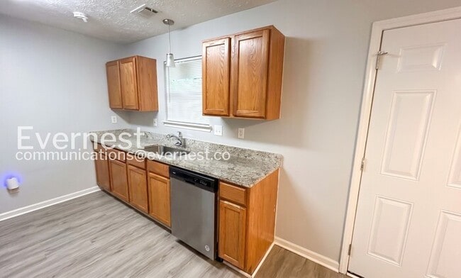 Building Photo - 3 Bed, 2 Bath Home with Garage / Pet-Friendly / Available Now!