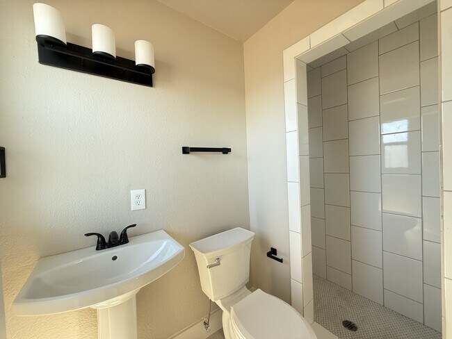 Building Photo - 3504 Thomas Ave