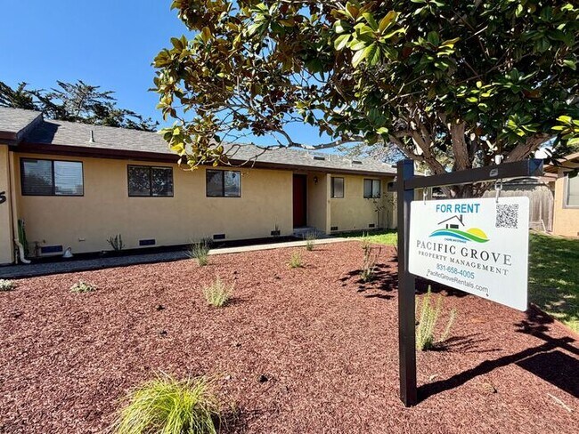 Building Photo - Lovely home in Marina available NOW!