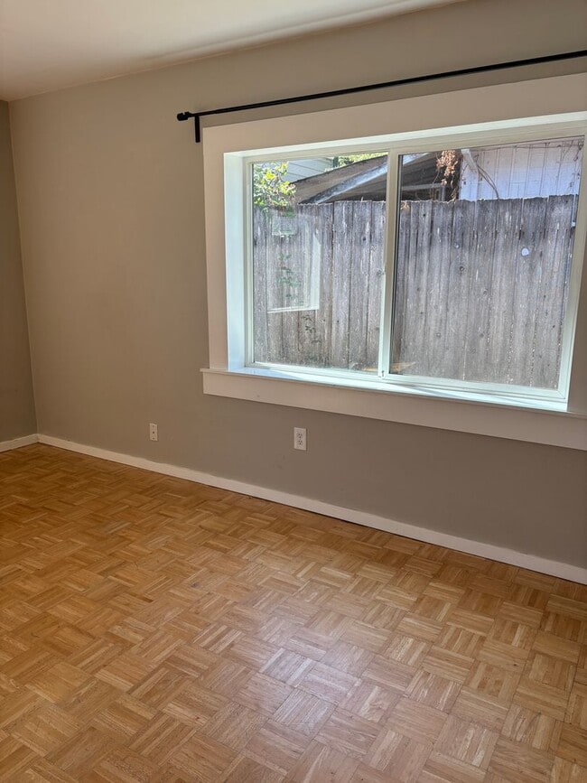 Building Photo - Cute Updated Home in Newberg