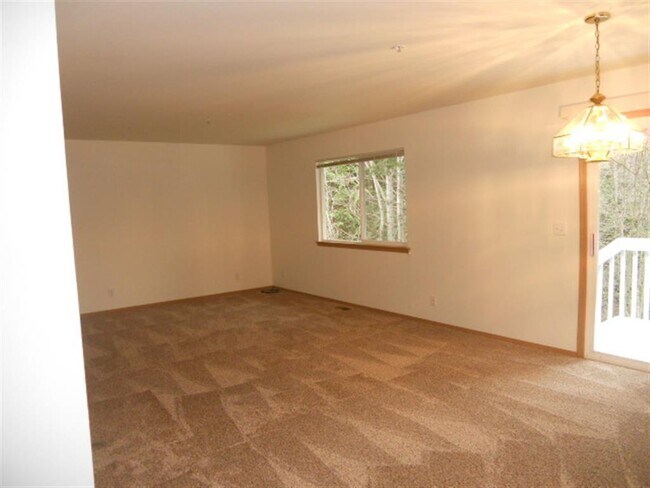 Building Photo - Spacious 3-Bed, 2-Bath Home with Private Y...