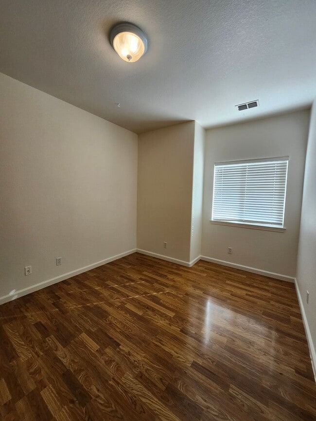 Building Photo - Beautiful Yuba City home located in a cul-de-sac