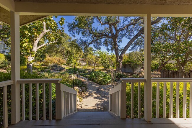 Building Photo - East End Hideaway