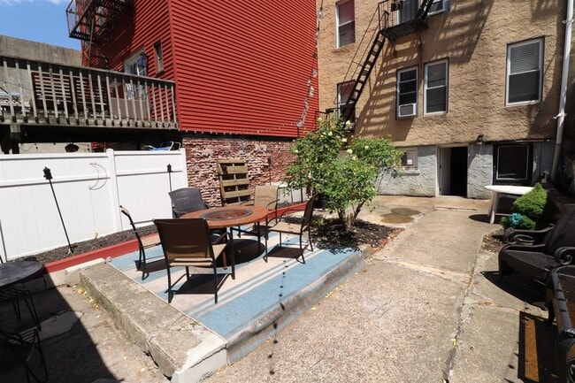 Building Photo - 612 Grand St
