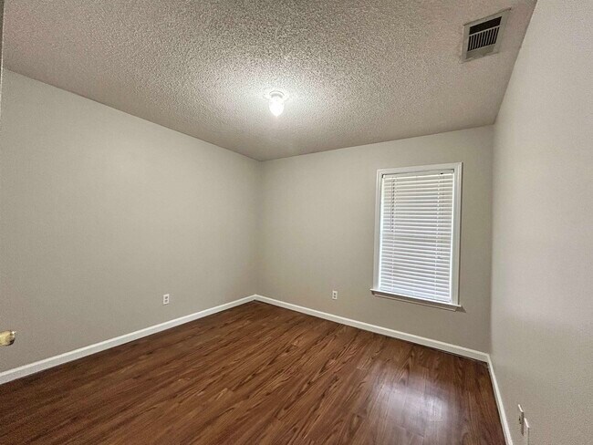 Building Photo - 1117 Dove Hollow Cir W