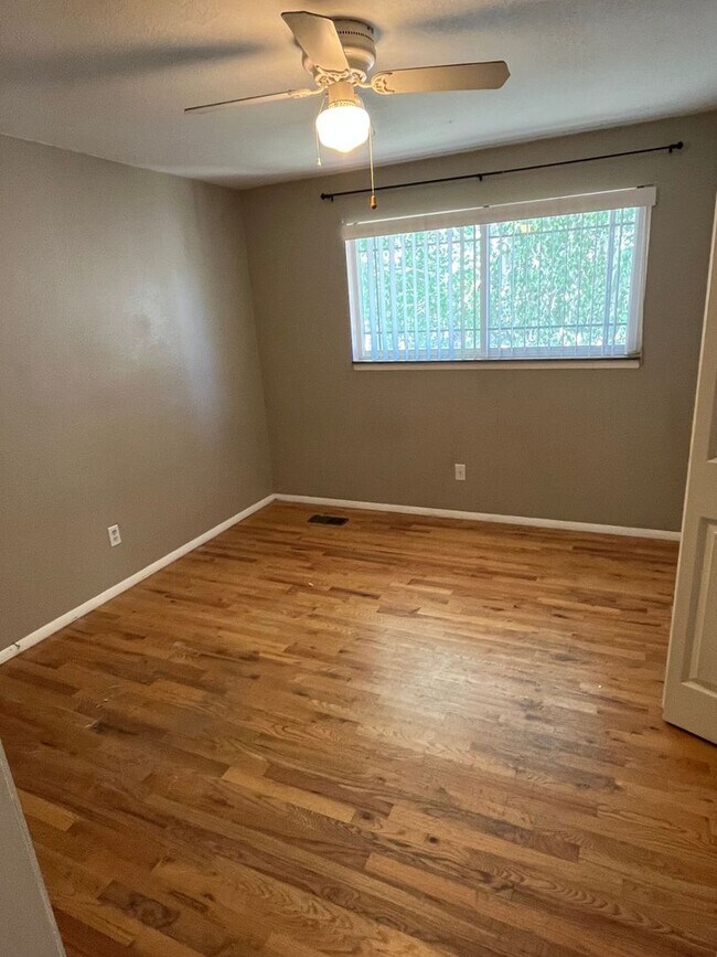 Building Photo - Charming home