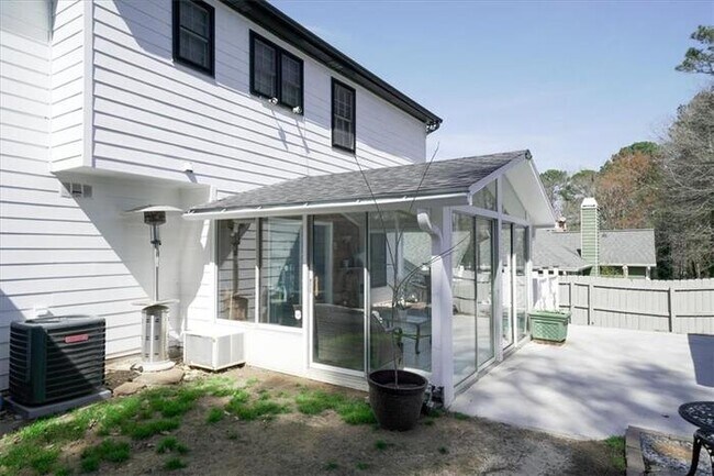 Building Photo - 4 bedroom house in Lawrenceville with cozy...