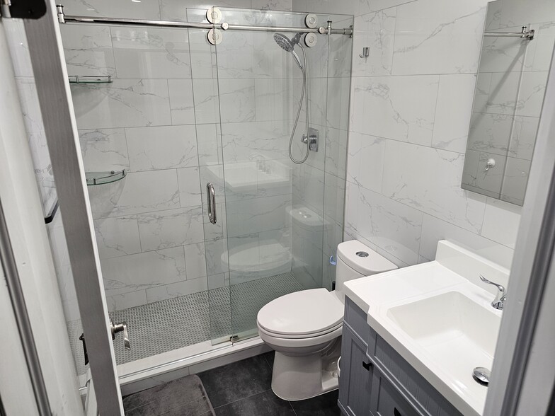 Main Bath - 7214 Bergen Ct