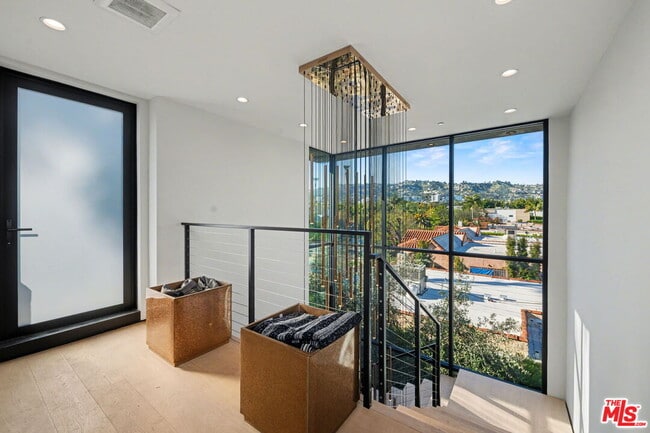 Building Photo - 418 N Sweetzer Ave