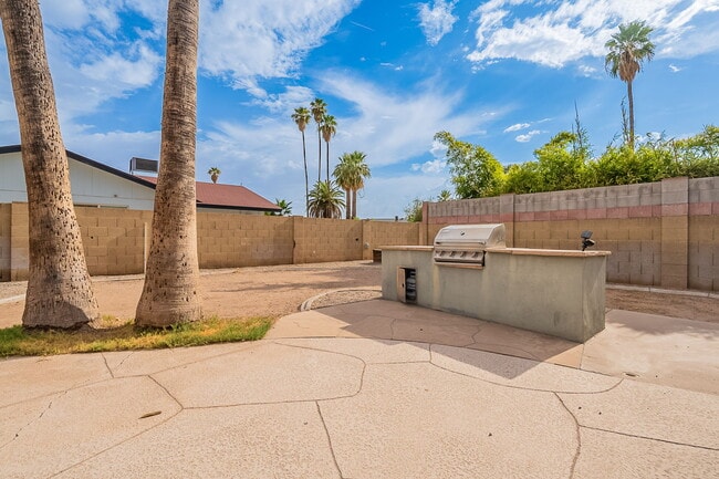 Building Photo - 2543 E Huntington Dr