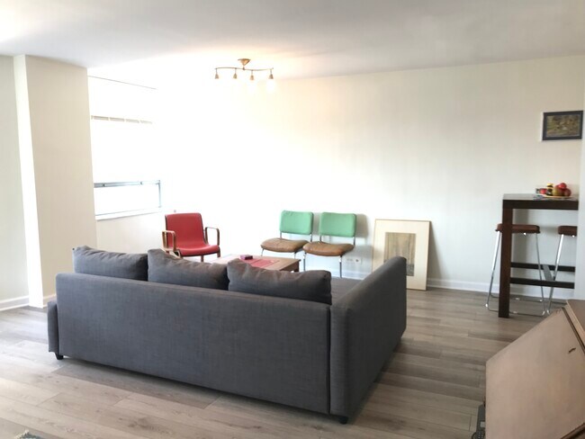 Dining or living room space - 5701 N Sheridan Rd