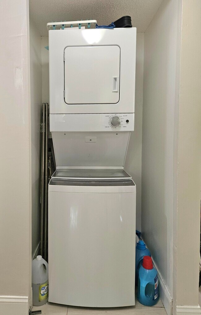 Building Photo - 631 Lyons Rd