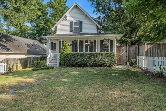 Building Photo - Great price for a huge house! CHARMING Syl...
