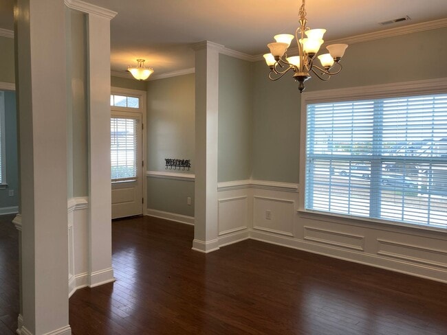 Building Photo - Immaculate 5 Bedrooms, 3.5 Bath Home Located Minutes from Shopping- Easy Commute to Sanford, Ft. ...