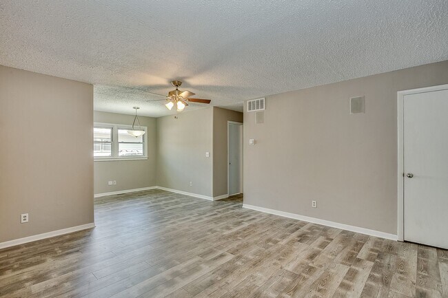 Building Photo - 545 Riverview Ave