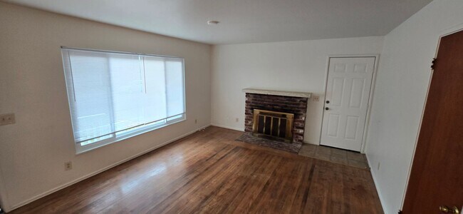 Building Photo - Walking Distance to Downtown Sebastopol