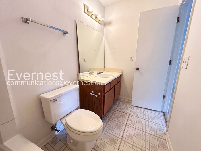 Building Photo - 402 Hamilton Trce