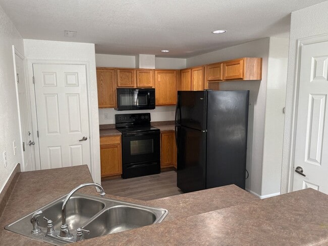 Building Photo - 3 bedroom townhome with 2 car garage!
