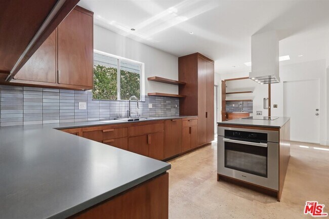 Building Photo - 444 S Windsor Blvd