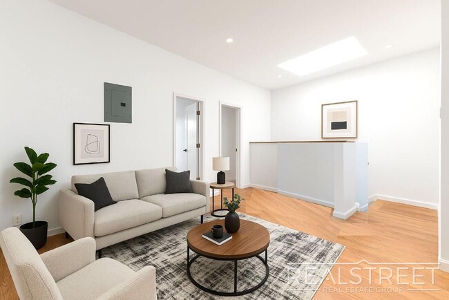 Building Photo - Lovely 4 BED Floor Thru in Bushick Townhouse