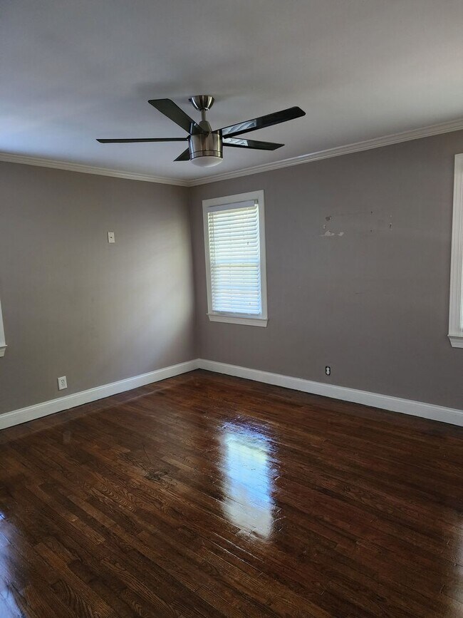 Building Photo - Spacious 4 bedroom 2 bath Will Not last long!