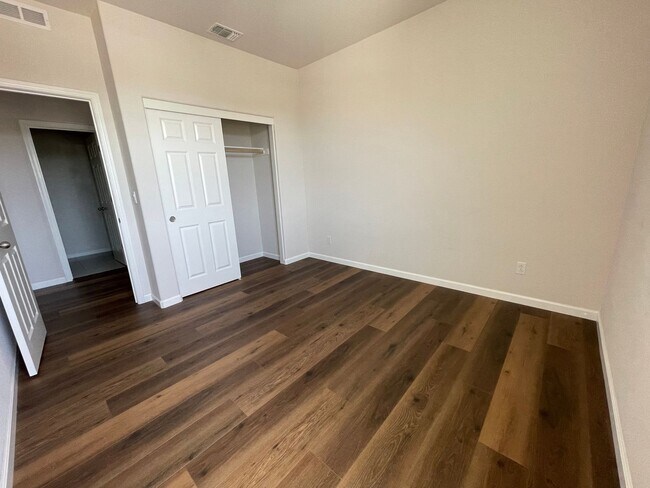 Building Photo - 427 Avignon Way