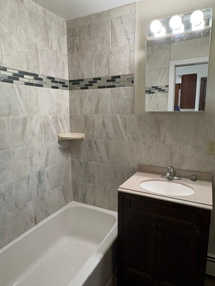 1st Floor Bathroom-tub - N7339 Meadowlark Rd