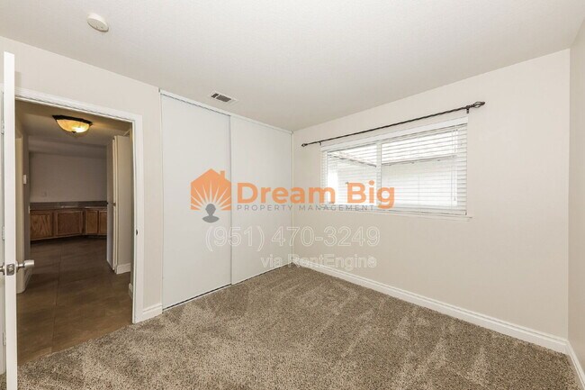 Building Photo - 2877 Sandberg St