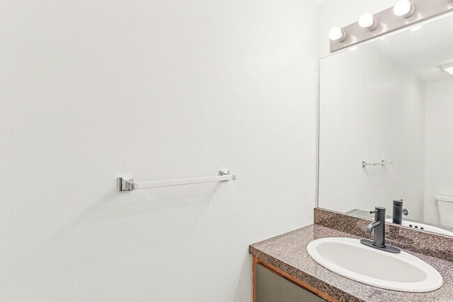 Building Photo - Two bedroom, one and a half bathroom end townhome in Harrisburg